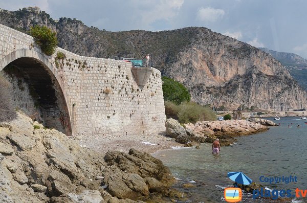 Photo des criques entre le port et la Réserve de Beaulieu