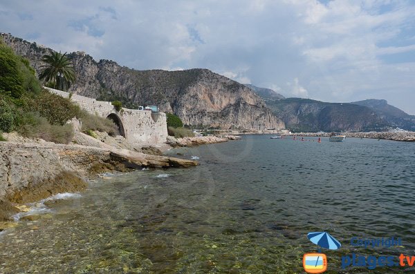 Plage à côté du port de Beaulieu sur Mer