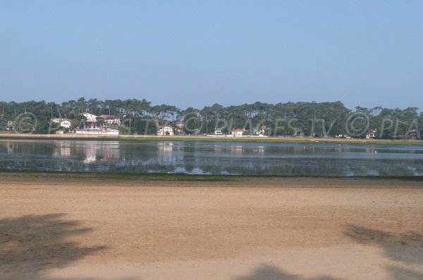 Photo de la plage du Rey avec vue sur la rive opposée - lac d'Hossegor