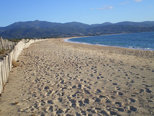 Plage dans la baie d'Ajaccio