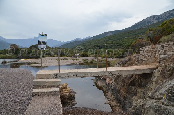 Accès à la plage de Ricciniccia à Galéria