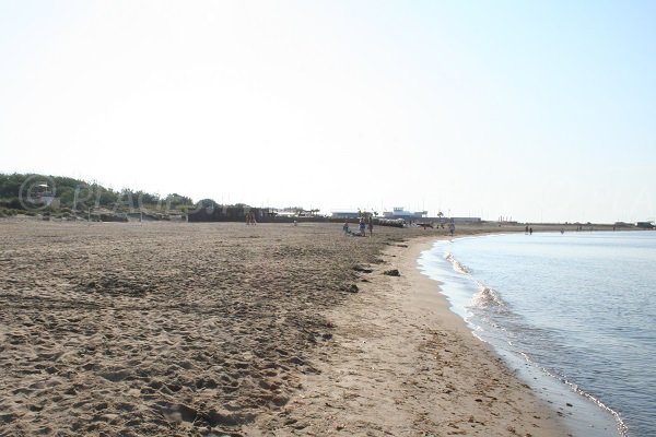 Plage de Richelieu avec vue sur le centre nautique du Cap d'Agde