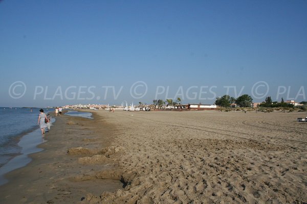 Plage de Richelieu avec vue sur le mail de Rochelongue au Cap d'Agde