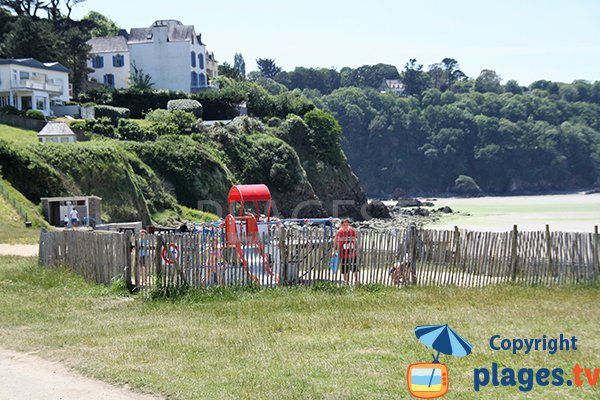 Aire de jeux sur la plage Ris à Douarnenez