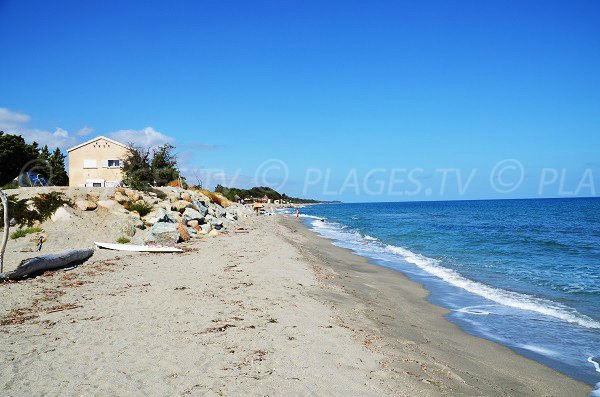 Photo de la plage de Riva Bella en direction du centre de Thalasso