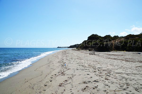 Plage de Riva Bella avec vue sur la plage de Tallone