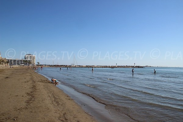 Beach nearly to the Grau du Roi harbor