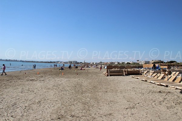 Plage privée sur la rive droite du Grau du Roi