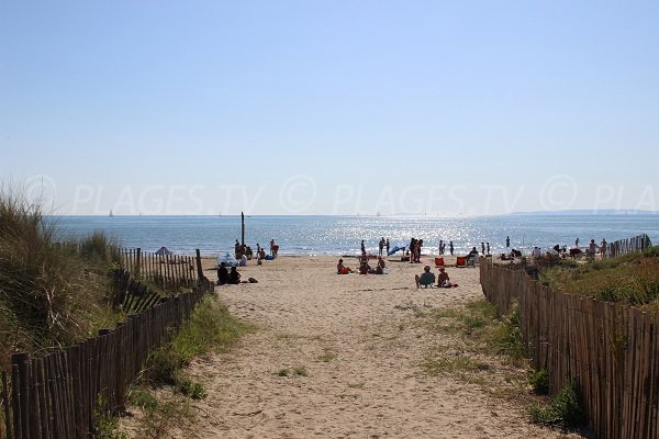 Accès à la plage de la Rive Droite au Grau du Roi