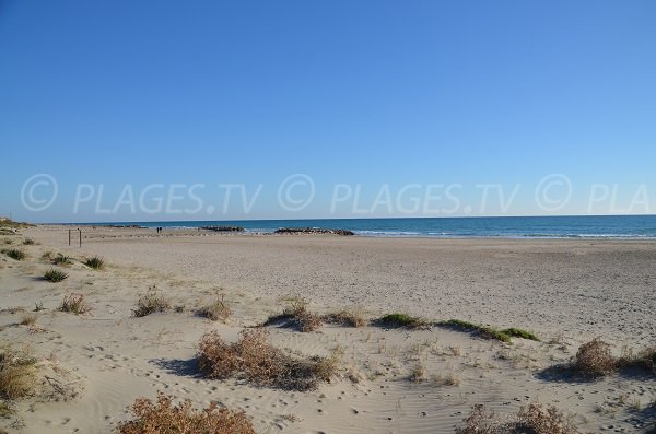 Plage après le port de plaisance de Frontignan en direction de Palavas