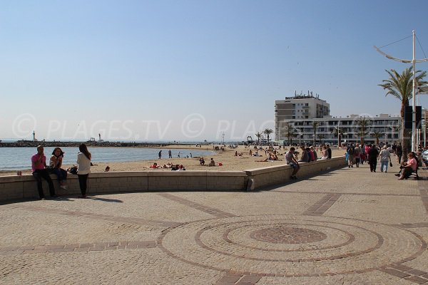 Plage de la rive gauche du Grau du Roi à côté du port