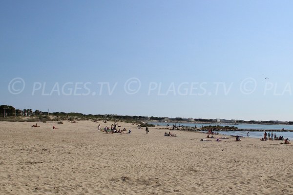 Plage de la Rive Gauche à proximité de Port Camargue