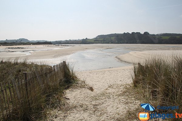 Accès à la plage du Guillec côté rivière - Plougoulm