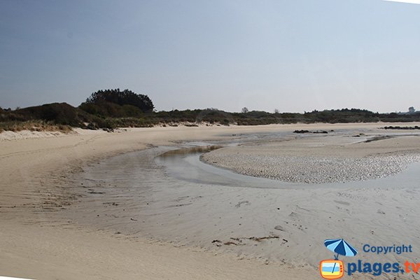 Plage au niveau de la rivière dans l'anse de Guillec 