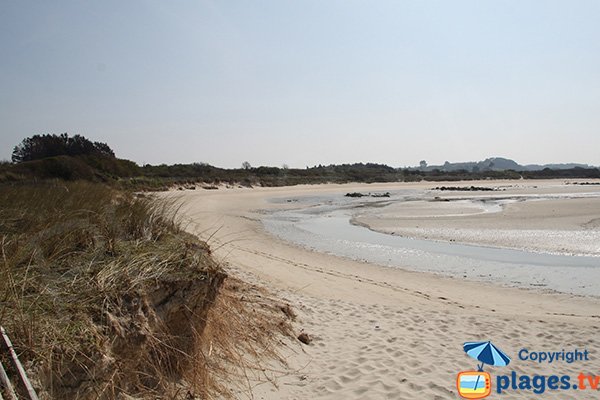 Photo de la plage du Guillec côté rivière - Plougoulm