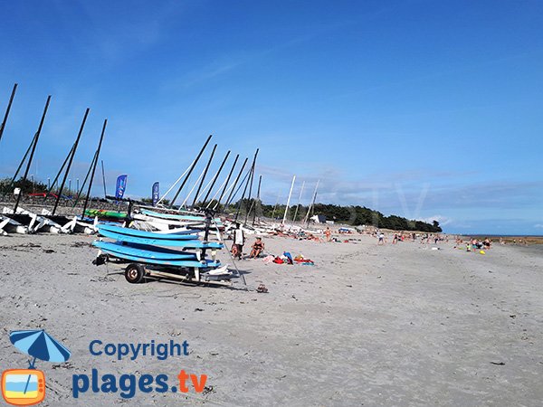 Plage de sable avec centre de voile à Sarzeau - Roaliguen