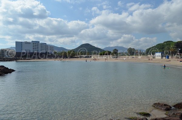 Vue sur l'hôtel du Casino depuis la plage du Robinson