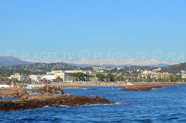 Photo de la plage de Robinson de Mandelieu avec montagnes enneigées