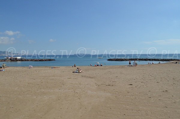 Beach with dams in Mandelieu