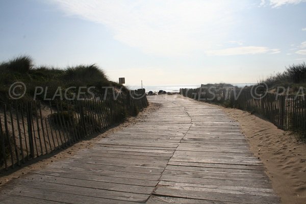 Access to Robinson beach in Marseillan