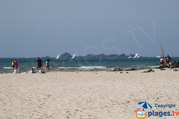 Planche à voile dans la baie de Locquirec à Plestin-les-Grèves