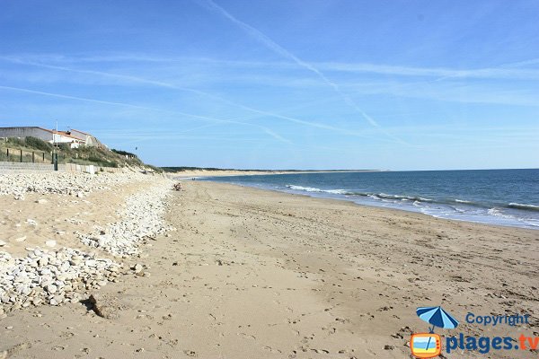 Spiaggia Rocher che domina la spiaggia Conches 