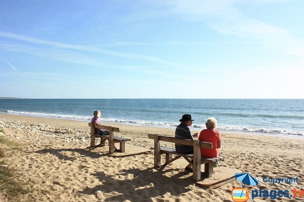 Bancs sur la plage du Rocher - Longeville