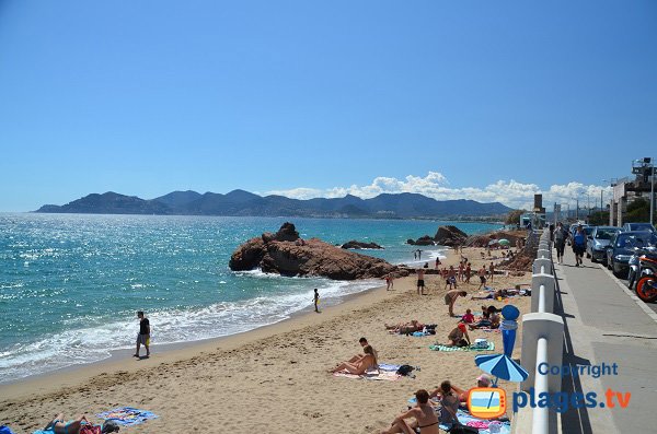 Route à proximité de la plage des rochers à La Bocca