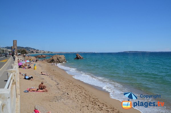 Plage des rochers de La Bocca avec vue sur la baie du Midi de Cannes