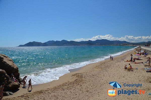 Partie ouest de la plage des Rochers en direction Mandelieu