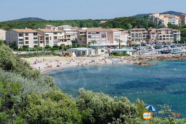 Plage des Roches Brunes à Six Fours en été