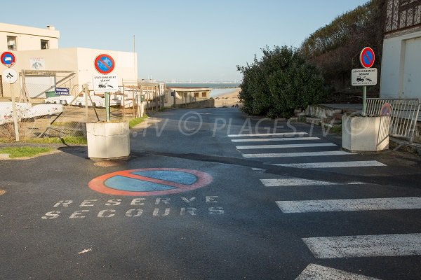 Accès à la plage des Roches Noires de Trouville