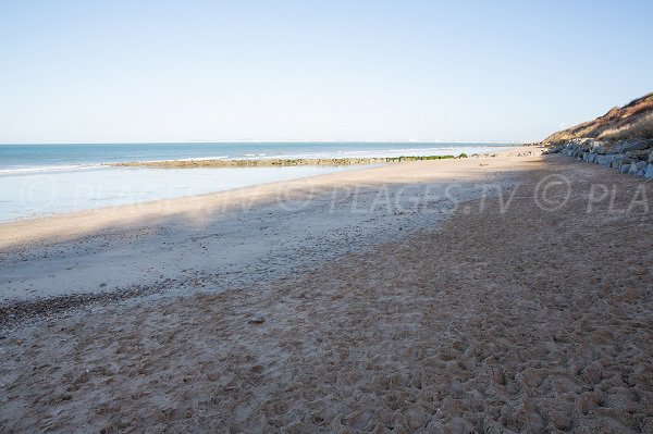 Plage à Trouville au niveau des falaises des Roches Noires