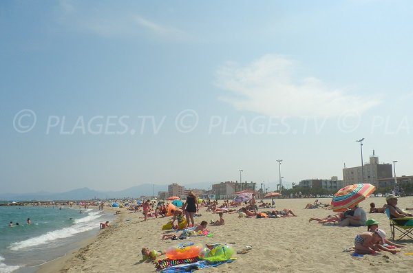 Spiaggia Rodin con vista verso il porto di Saint Cyprien