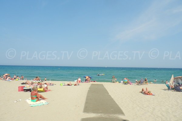 Tapis pour les personnes à mobilité réduite sur la plage Rodin de St Cyprien