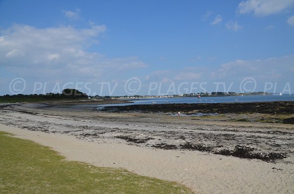 Plage à proximité de l'entrée du golfe du Morbihan à Locmariaquer