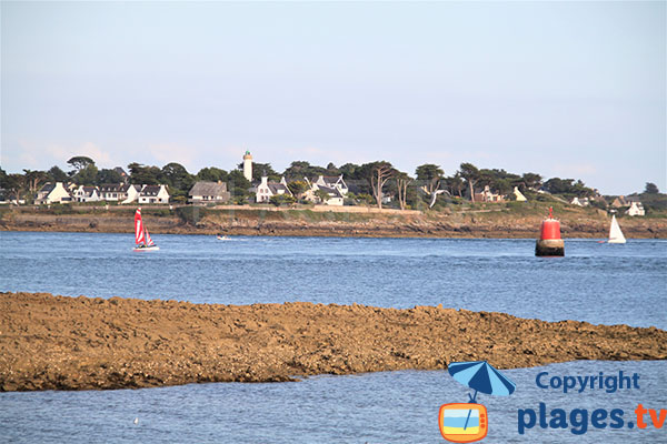 Petit village breton en fond de paysage.