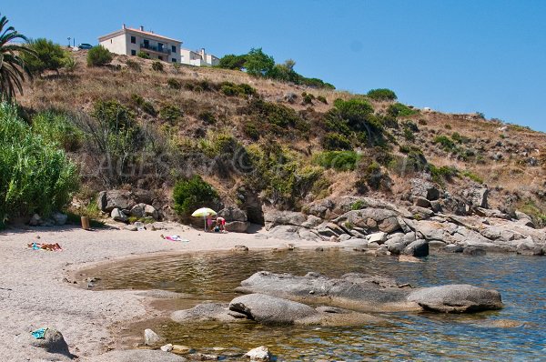 Gravier fin sur la plage du Roncu à Calvi