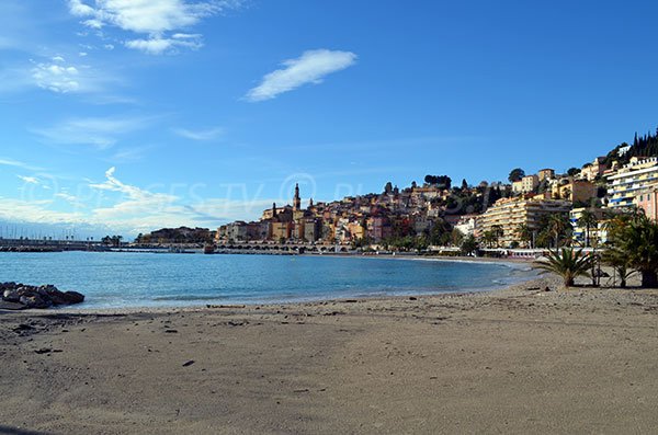 Sand-/Kiesstrand in Menton mit Blick auf die Altstadt