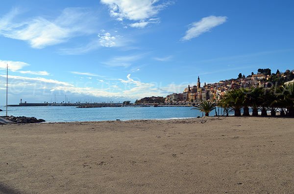 Anse de sable à Menton face au port