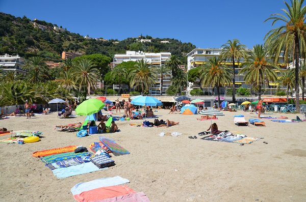 Plage publique de sable à Menton - Rondelli en été