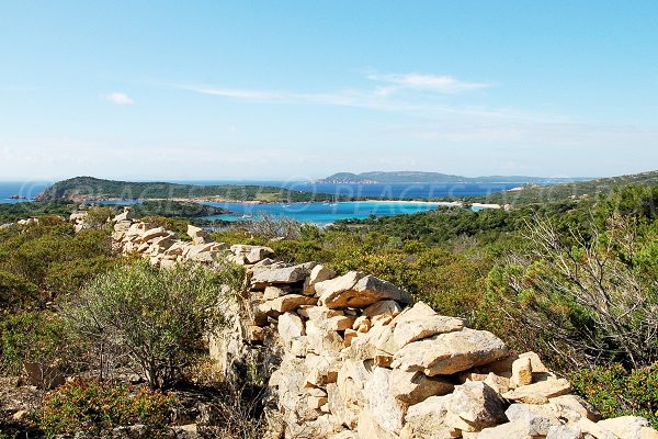 Plage de Rondinara avec vue sur le sud de Bonifacio