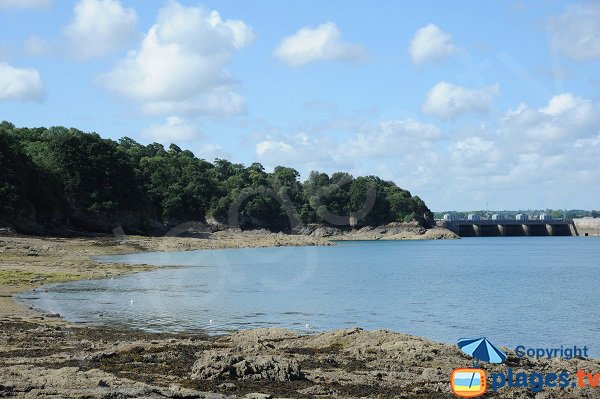 Rance-Staudamm vom Strand Rosais aus