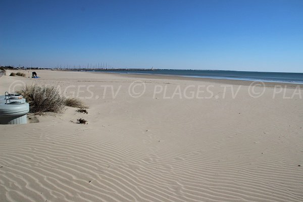 Strand westlich des Hafens von La Grande Motte