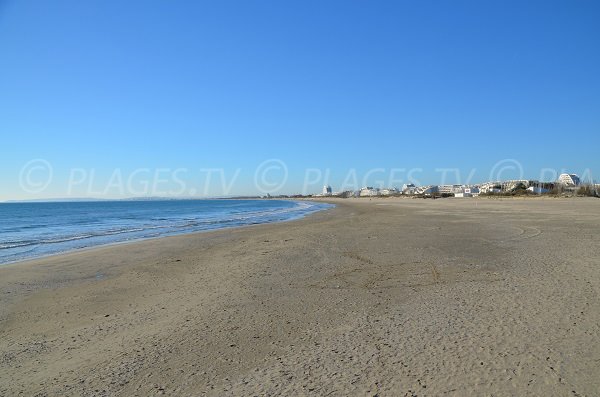 Photo of the beach in La Grande Motte near the harbor