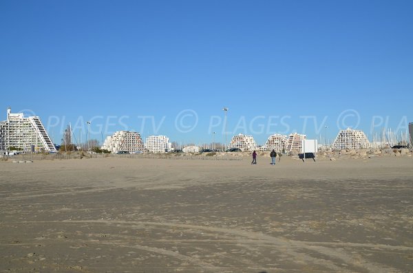 Gebäude in La Grande Motte vom Strand aus betrachtet