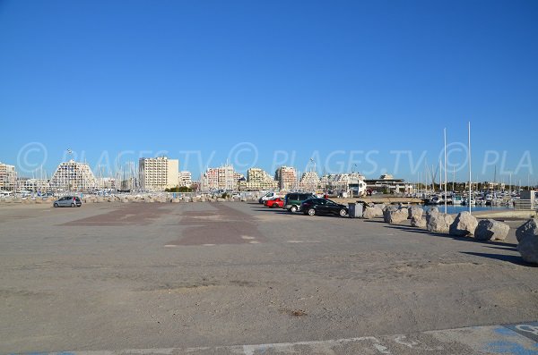 Kostenloser Parkplatz für den Strand neben dem Hafen von La Grande Motte