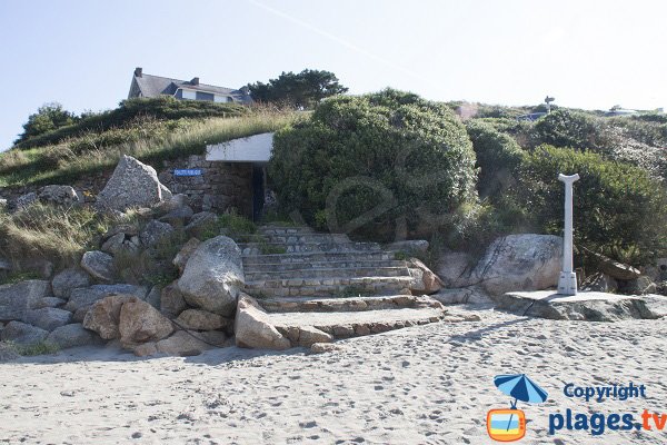 Sanitaires et douche de la plage de Rospico à Névez