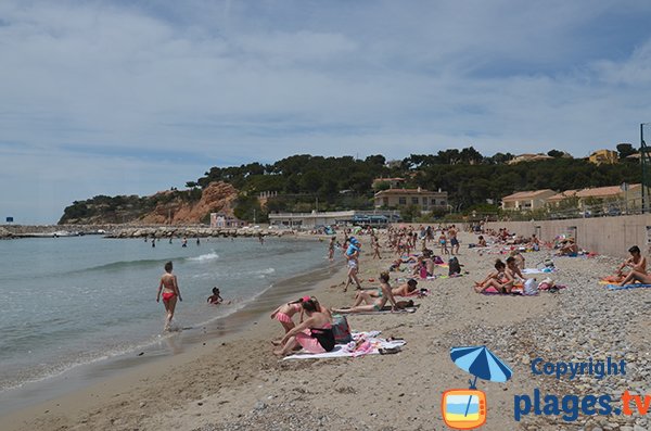 Plage de galets à Carry le Rouet