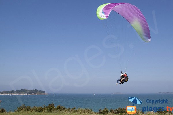 Parapente sur la plage du Rougeret